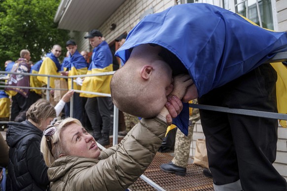 A Ukrainian soldier kisses a hand of a woman after returning from captivity in a POW exchange in Ukraine, Tuesday, May 6, 2025. (AP Photo/Evgeniy Maloletka)
APTOPIX Russia Ukraine War
