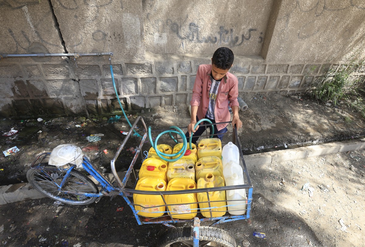 epa13229334 A Yemeni fills jerrycans with drinking water from a donated water pipe, in Sana'a, Yemen, 10 September 2026. Yemen's Houthi forces captured the strategic Red Sea port city of Mok ...