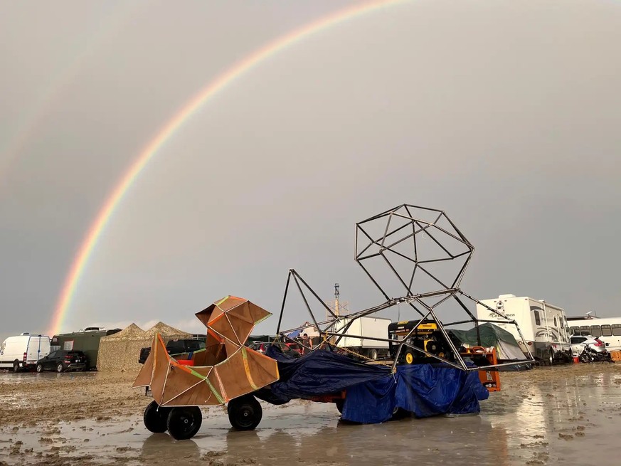 Burning Man 2023 – Autos, die im Schlamm stecken.