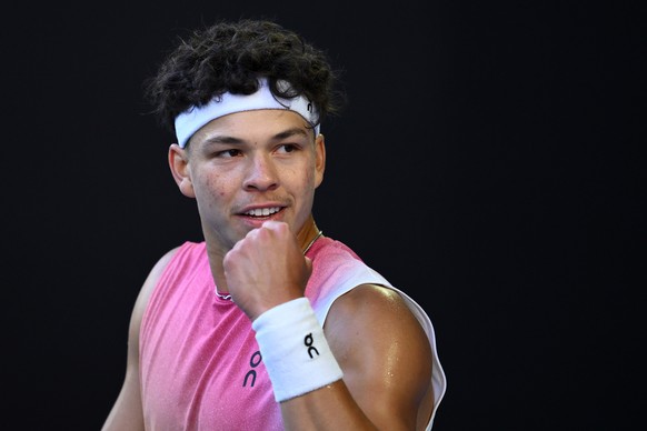epa11843887 Ben Shelton of USA reacts during his quarterfinal match against Lorenzo Sonego of Italy during the 2025 Australian Open at Melbourne Park in Melbourne, Australia, 22 January 2025. EPA/JOEL ...