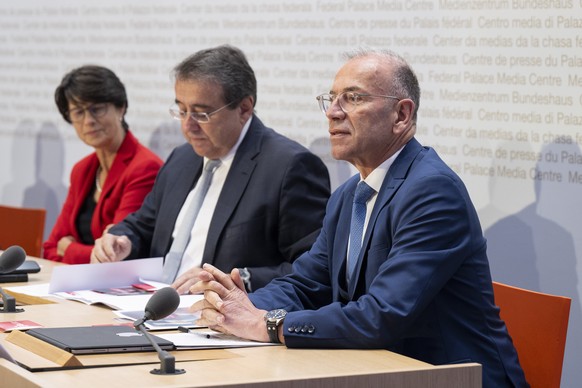 Nationalraetin Ursula Zybach, SP-BE, Staenderat Pascal Broulis, FDP-VD, und Staenderat Hannes Germann, SVP-SH, von links, vom ueberpareilichen Komitee Ja zur einheitlichen Finanzierung der Gesundheits ...