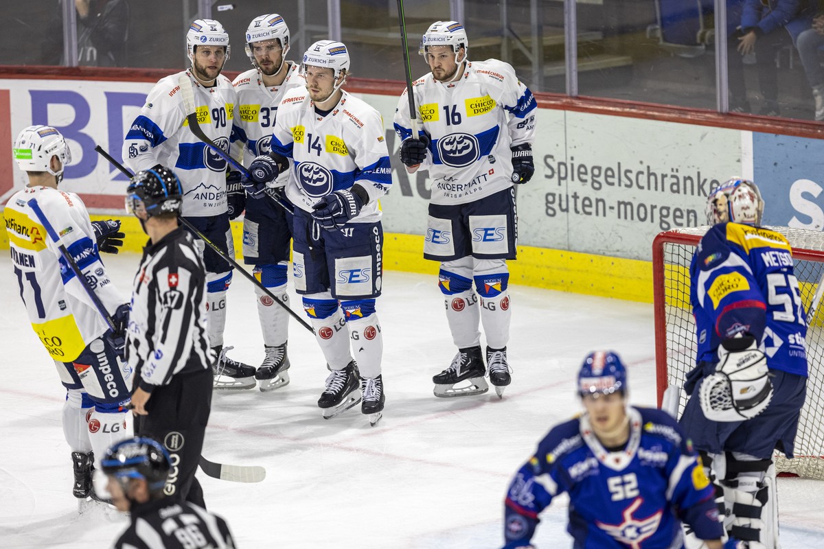 HC Ambri-Piotta Stuermer Filip Chlapik (#14) feiert seinen Treffer zum 0-1 mit seinen Mitspielern waehrend dem Eishockey-Meisterschaftsspiel der National League zwischen dem EHC Kloten und dem HC Ambr ...