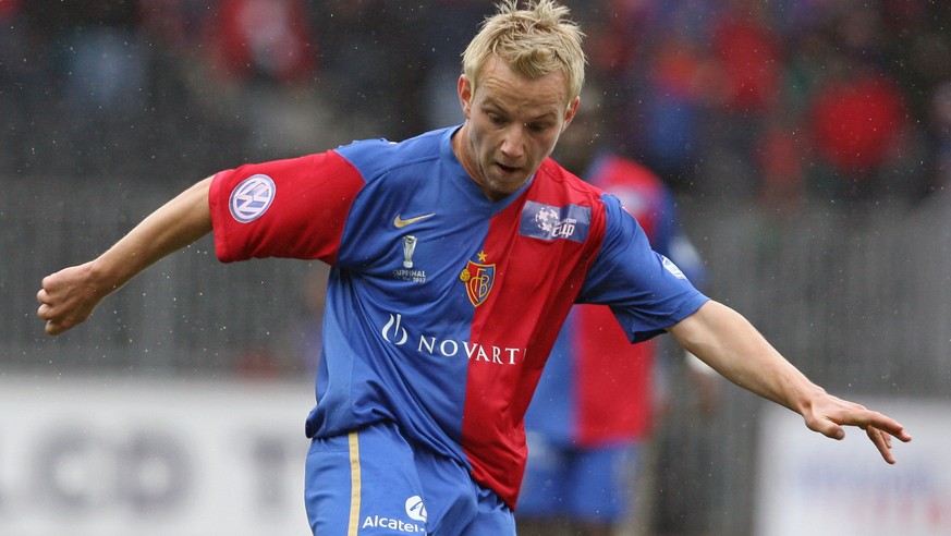 Der Basler Ivan Rakitic schiesst den Ball im Fussball Cupfinal zwischen dem FC Basel und dem FC Luzern am Montag, 28. Mai 2007 im Stade de Suisse Wankdorf in Bern. (KEYSTONE/Peter Schneider)