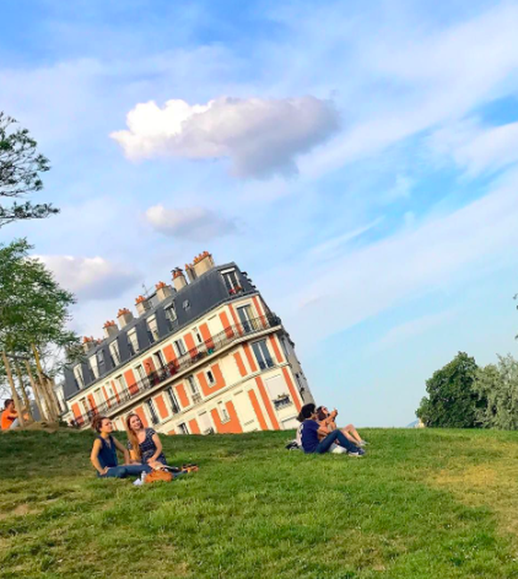 The sinking house of Montmartre