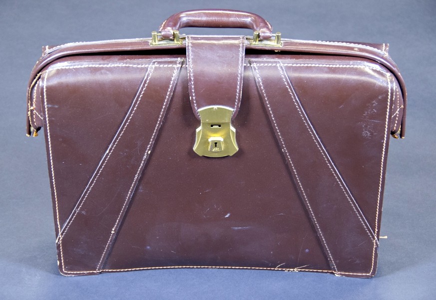 FBI artefacts - female agents bag https://www.fbi.gov/history/artifacts/female-special-agent-briefcase