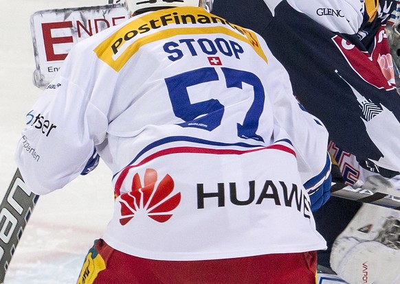 Klotens Lukas Stoop, links, und Klotens Goalie Luca Boltshauser, rechts, im Spiel gegen Zugs Carl Klingberg, Mitte, beim Eishockeyspiel der National League zwischen dem EV Zug und dem EHC Kloten, am F ...