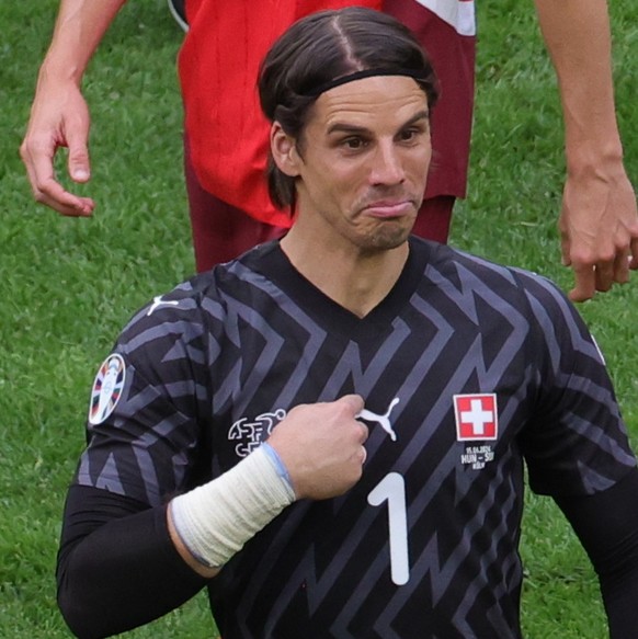 epa11412446 Switzerland goalkeeper Yann Sommer gestures to fans after winning the UEFA EURO 2024 group A match between Hungary and Switzerland in Cologne, Germany, 15 June 2024. EPA/OLIVIER MATTHYS