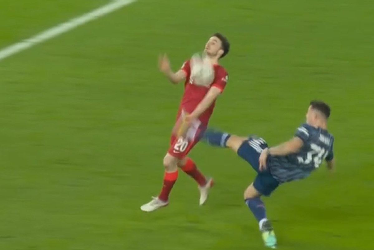 Granit Xhaka trifft den Gegner statt den Ball. screenshot: reddit
