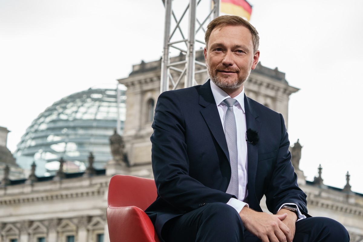 epa09365319 Free Democratic Party (FDP) chairman and top candidate for the upcoming federal elections Christian Lindner poses for the media prior to the traditional summer interview of the television  ...