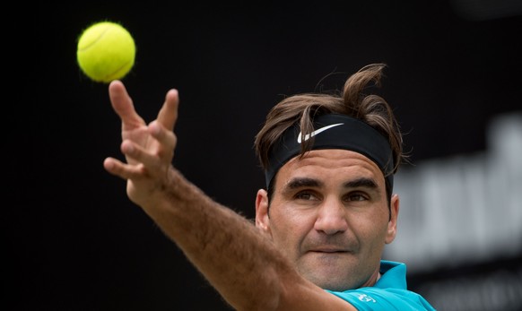 17.06.2018, Baden-Wuerttemberg, Stuttgart: Tennis: ATP-Tour - Stuttgart, Einzel, Herren, Finale. Federer (Schweiz) - Raonic (Kanada). Roger Federer schlaegt auf. (KEYSTONE/DPA/Marijan Murat)