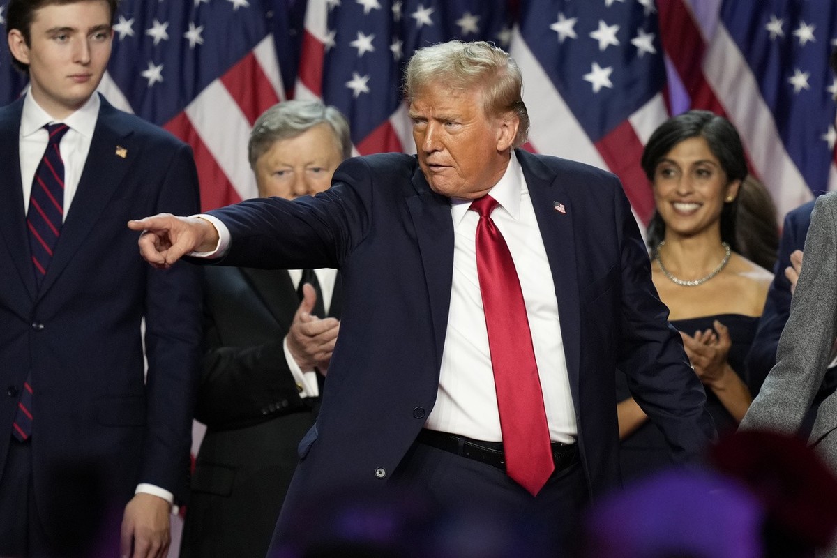 Donald Trump en train d'exulter. Le président américain s'apprête également bousculer l'économie du pays. (AP Photo/Alex Brandon)