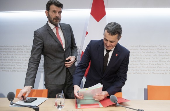 Bundesrat Ignazio Cassis, rechts, und Staatssekretaer Roberto Balzaretti, am Ende einer Medienkonferenz, am Freitag, 7. Dezember 2018 in Bern. Der Bundesrat informierte ueber das Rahmenabkommen mit de ...