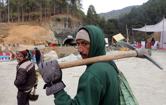 epaselect epa10997161 A worker arrives at the site of the Silkyara tunnel that collapsed while being under construction, to join in rescue operations, in Uttarkashi, India, 27 November 2023. Rescue an ...