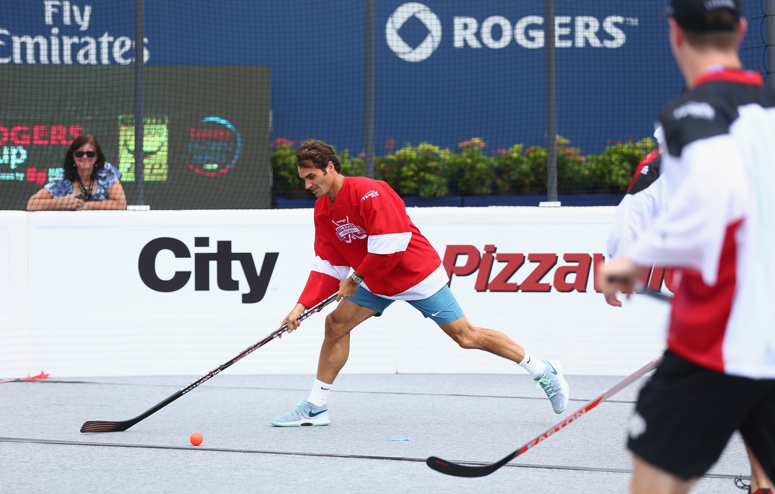 Ob Federer am Montag noch einmal nicht als Tennisspieler im Einsatz steht? Dann messen sich Tennisprofis mit einigen Akteuren des FC Toronto im Fussballtennis.