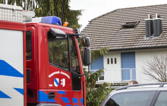 Ein Feuerwehrauto auf der Lenzhardstrasse in Rupperswil.