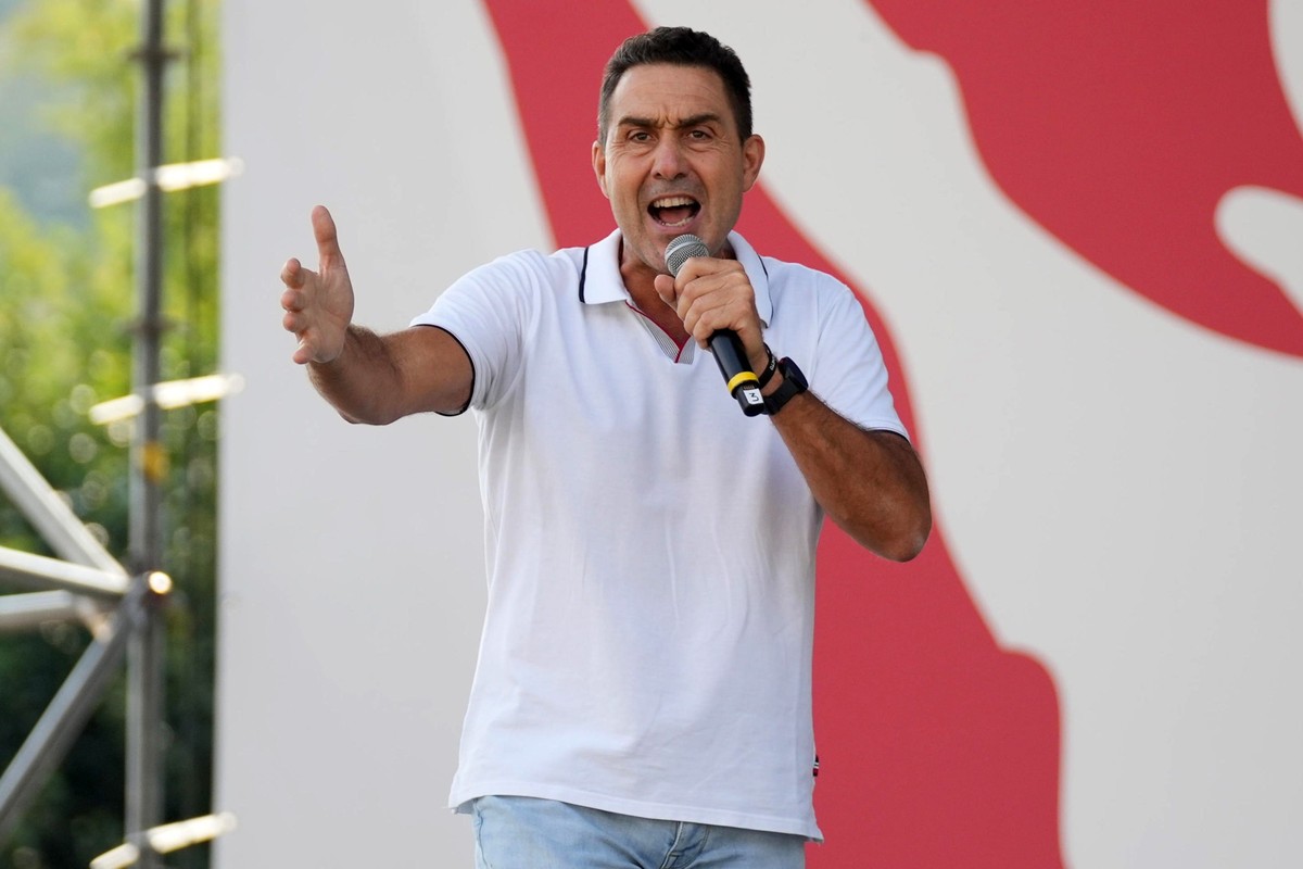 epa12395054 Deputy Secretary of Lega and member of the European Parliament, Roberto Vannacci, gives a speech during the traditional Lega party rally in Pontida, Italy, 21 September 2025. EPA/MICHELE M ...