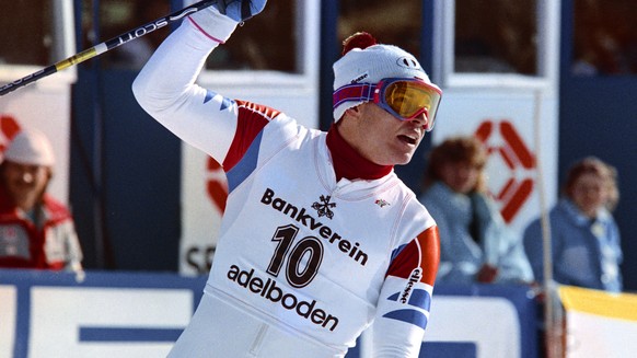 Marc Girardelli jubelt im Ziel nach seinem Sieg im Riesenslalom am Chuenisbaergli, aufgenommen im Januar 1989 in Adelboden. (KEYSTONE/Str)