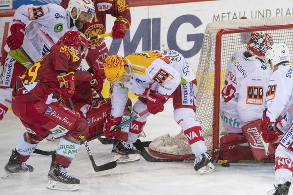 Tigers&#039; Ben Maxwell, links, kaempft um den Puck gegen Rapperswils Topscorer Dominik Egli, Goalie Melvin Nyffeler, Kevin Clark, rechts, waehrend dem Meisterschaftsspiel der National League zwische ...