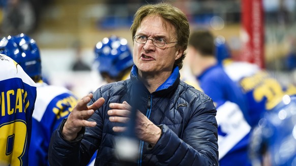 Trainer Arno Del Curto von Davos, beim dritten Playoff-Viertelfinalspiel der National League A zwischen dem HC Davos und den Kloten Flyers, am Dienstag, 8. Maerz 2016, in der Vaillant Arena in Davos.  ...