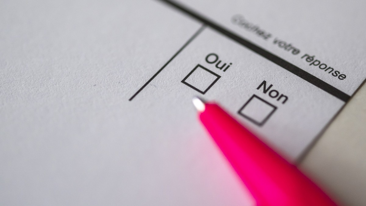 KEYPIX - Le materiel de vote (bulletin et enveloppe et fascicules explicatifs et positions) pour la votation federale sur une initiative populaire "Pour une economie responsable respectant les li ...