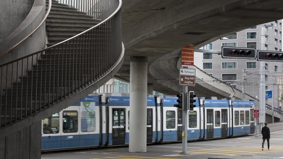ARCHIV -- ZUM GESCHAEFTSJAHR 2017 DER ZVV STELLEN WIR IHNEN AM DIENSTAG, 26. JUNI 2018, FOLGENDES BILDMATERIAL ZUR VERFUEGUNG -- Traffic at Escher-Wyss-Platz in Zuerich, Switzerland, on July 3, 2017.  ...