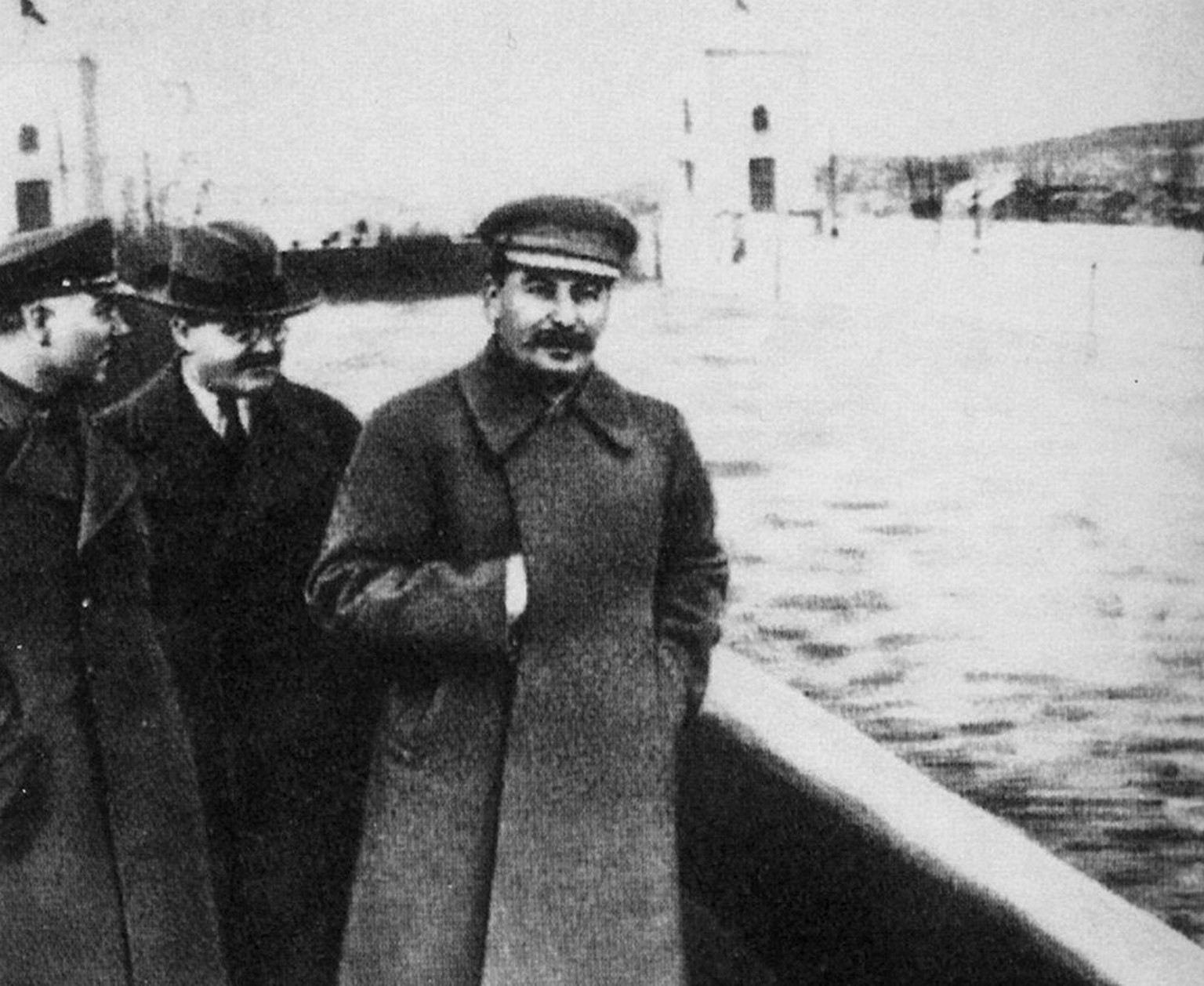 Stalin und links von ihm Molotow. NKWD-Chef Nikolai Jeschow wurde aus dem Foto herausretuschiert, nachdem er 1938 in Ungnade gefallen war.