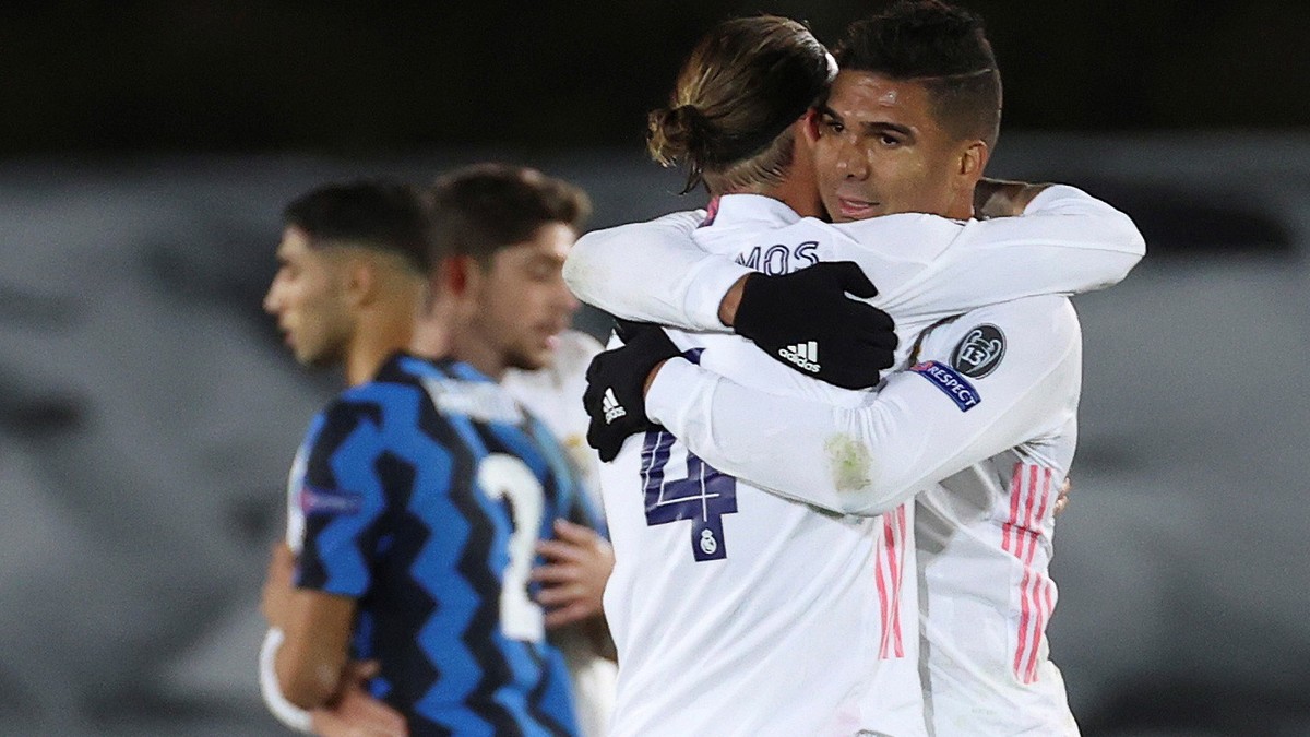 epa08796958 Madrid's midfielder Carlos Henrique Casemiro (R) celebrates with Sergio Ramos (L) after winning their UEFA Champions League group B match between Real Madrid and FC Internazionale at  ...