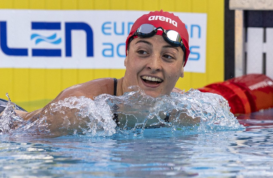 Lisa Mamie feiert ihren Sieg im Final ueber 200m Brust an den Schwimm-Europameisterschaften am Montag, 15. August 2022, in Rom, Italien. (KEYSTONE/Patrick B. Kraemer)