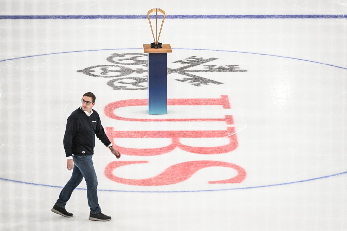 Ambri's head coach Luca Cereda during the final game between Czech Republic's Sparta Praha and Switzerland's HC Ambri-Piotta, at the 94th Spengler Cup ice hockey tournament in Davos, Sw ...