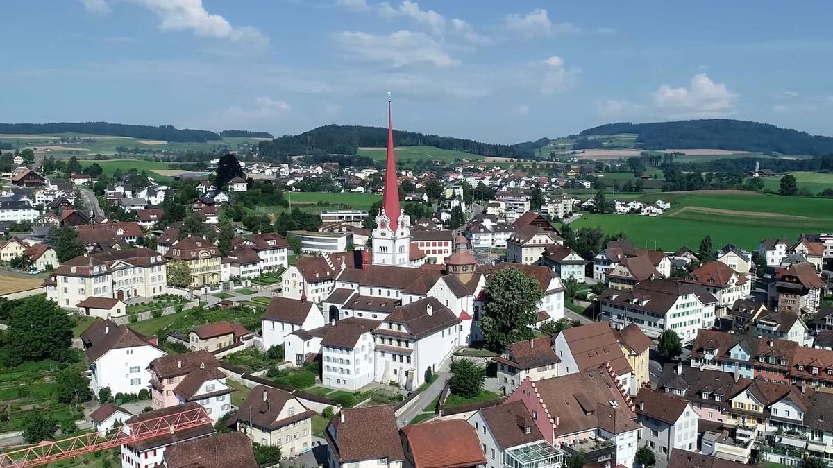 Beromünster, Chorherrenstift St. Michael. Katholisch geprägtes Luzernbiet an der Nahtstelle zum reformierten Aargau, ehemals Untertanenland von Bern.
http://www.panorama-factory.ch/