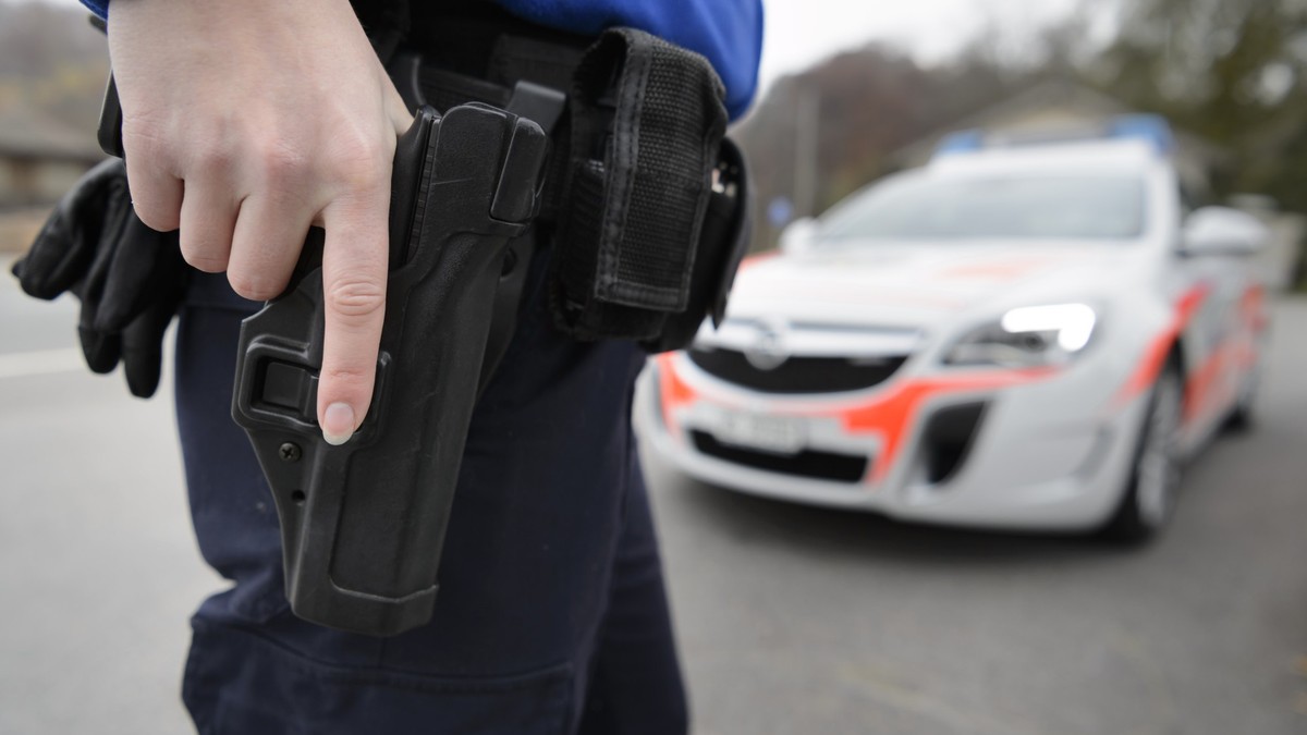 Polizist-schiesst-auf-Pneu-Waffenladen-Einbrecher-nach-Verfolgungsjagd-gestoppt