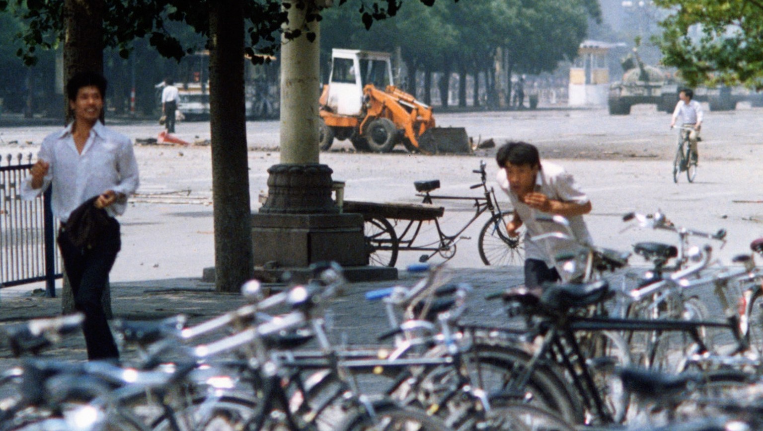 5. Juni 1989 in der Nähe des Tian&#039;anmen-Platz auf der Chang&#039;an Avenue: Panzer rollen an, der unbekannte Mann mit den Einkaufstaschen, der «Tank Man» steht bereit. Gleich wird hier eines der  ...