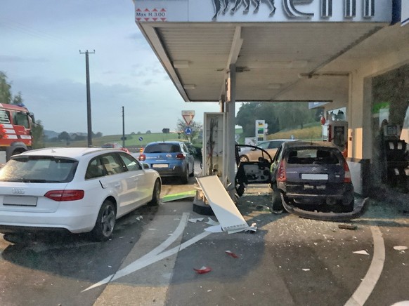 Bei der Explosion einer selbstgebastelten Gasflasche an einer Tankstelle im Kanton Waadt sind am 20. September 2022 drei Menschen leicht verletzt worden. Durch die Wucht der Detonation gingen Fensters ...