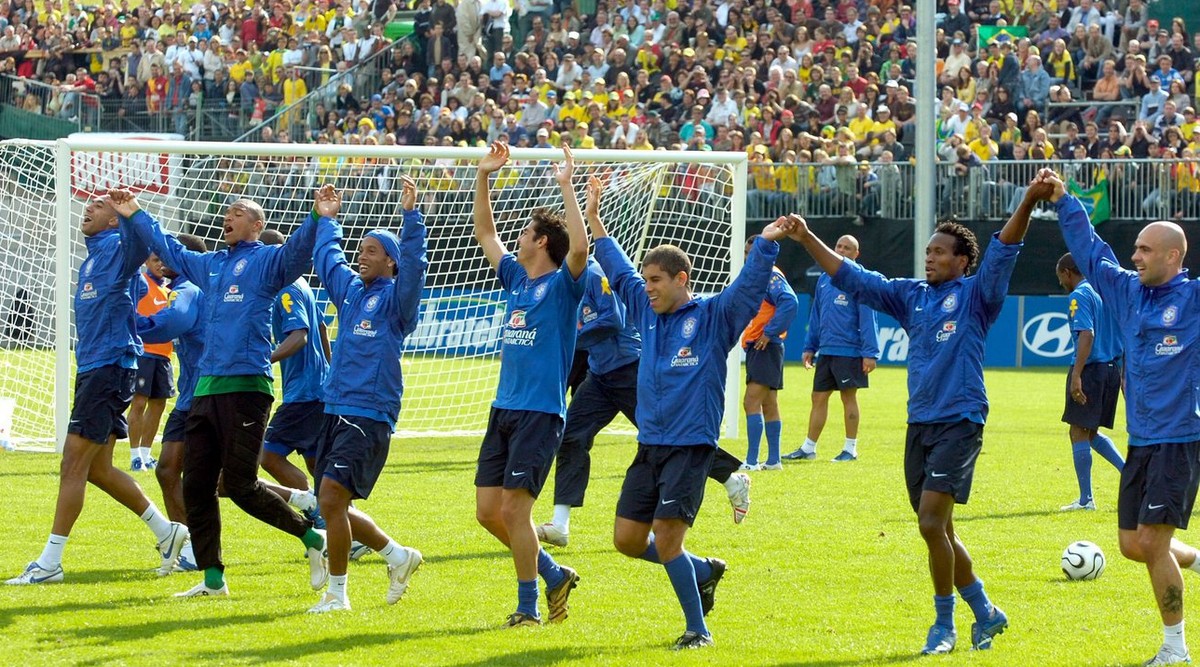 Die Spieler der Selecao verabschieden sich nach dem letzten Training der Brasilianischen Fussball Nationalmannschaft am Samstag, 3. Juni 2006 in Weggis von den treuen Fans. Ueber 110'000 begeiste ...