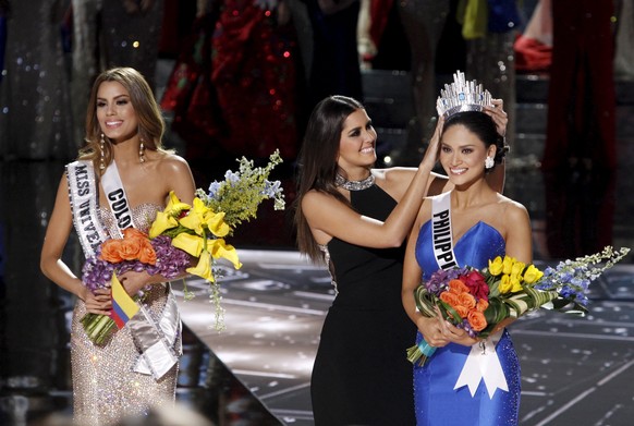 Miss Colombia Ariadna Gutierrez (L) stands by as Miss Universe 2014 Paulina Vega (C) transfers the crown to winner Miss Philippines Pia Alonzo Wurtzbach during the 2015 Miss Universe Pageant in Las Ve ...