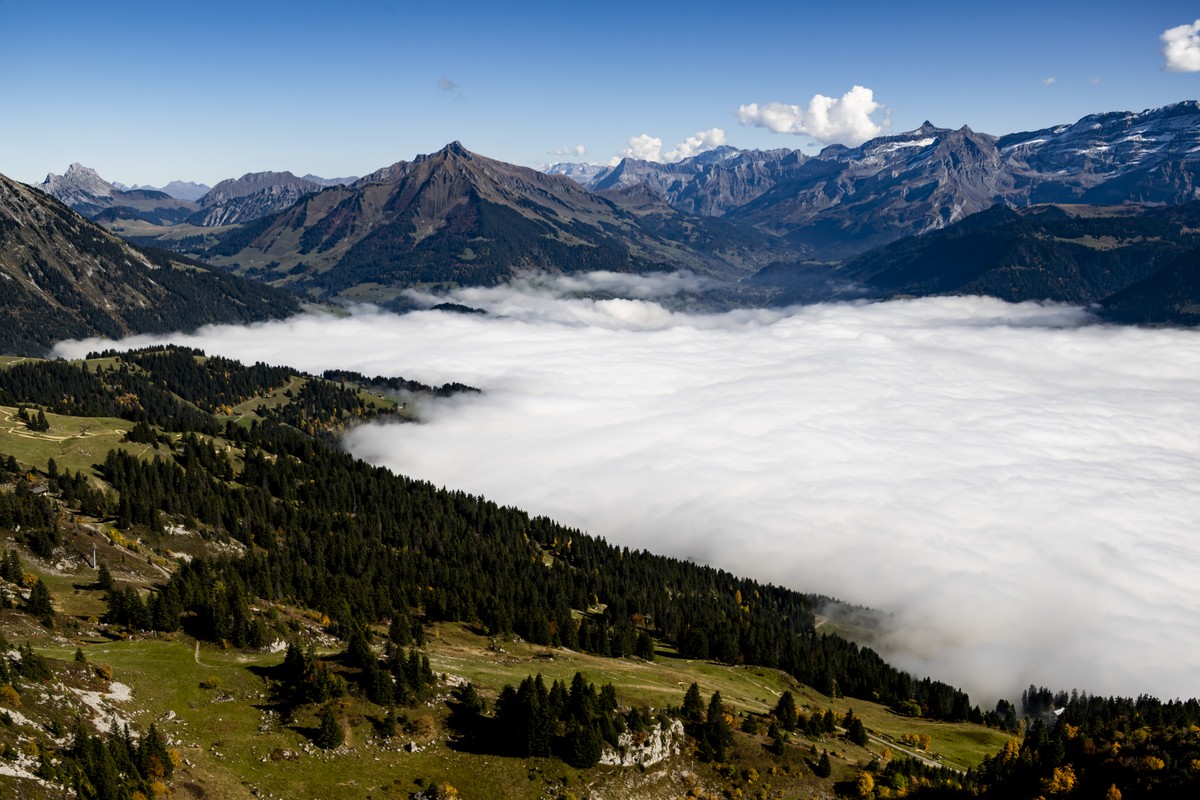 La mer de brouillard qui recouvre la vallee entre Leysin et Les Diablerets le mardi 14 octobre 2025 depuis de la Berneuse a Leysin dans les alpes vaudoises. Le Stratus etait visible au nord des alpes  ...