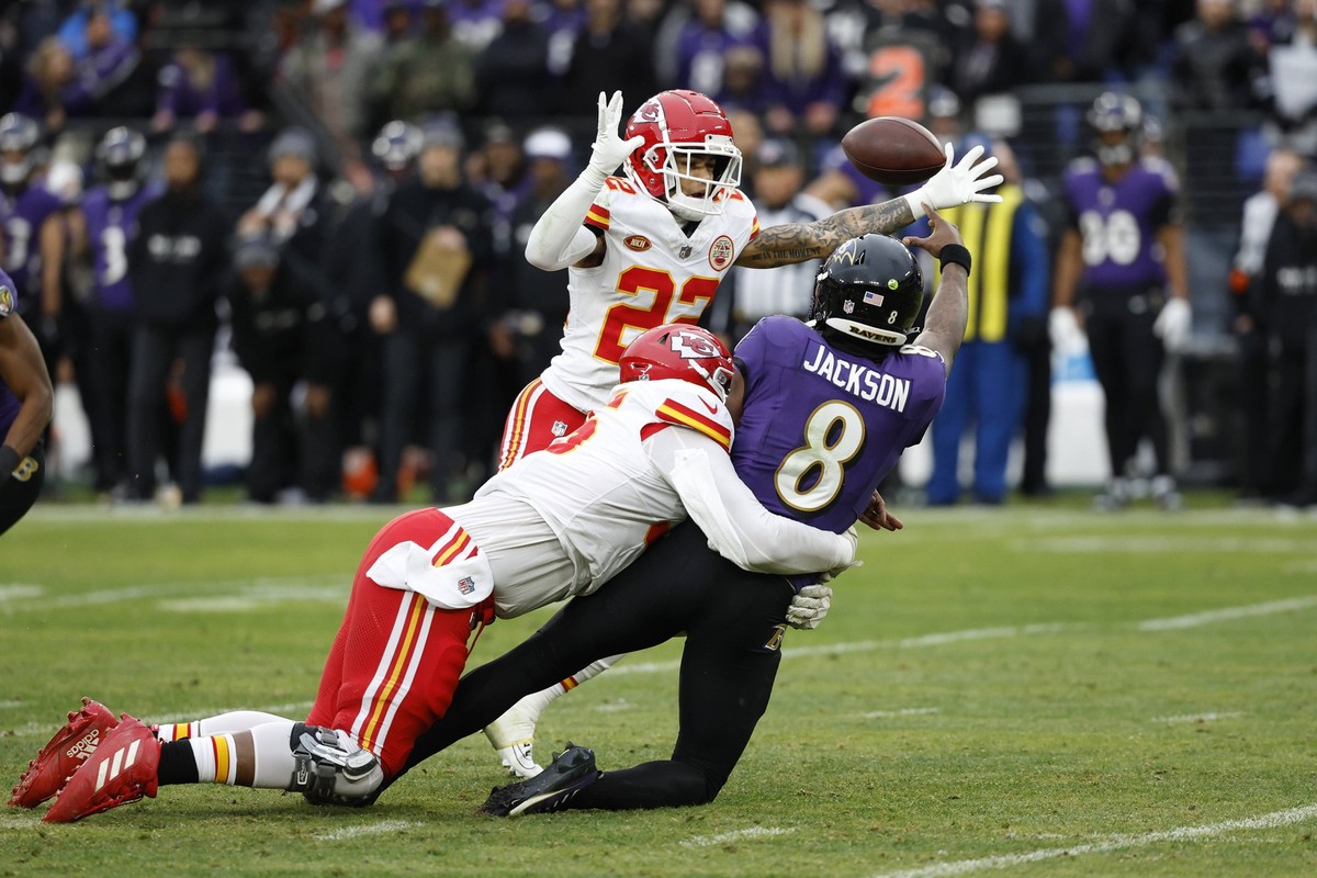 NFL, American Football Herren, USA AFC Championship-Kansas City Chiefs at Baltimore Ravens Jan 28, 2024 Baltimore, Maryland, USA Baltimore Ravens quarterback Lamar Jackson 8 throws the ball around Kan ...