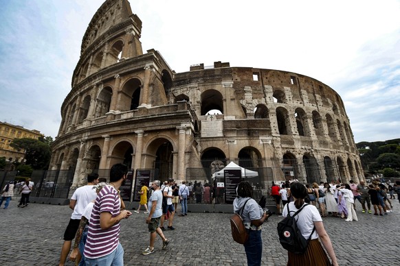 epa09429077 Tourists at the Colosseum during summer vacation period in Rome, Italy, 25 August 2021. EPA/FABIO FRUSTACI