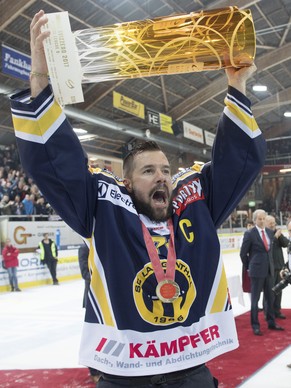 Langenthals Stefan Tschannen mit dem Meistekuebel, nach dem siebten Playoff-Finalspiel der National League B zwischen dem SC Langenthal und dem SC Rapperswil-Jona Lakers, am Dienstag, 4. April 2017, i ...