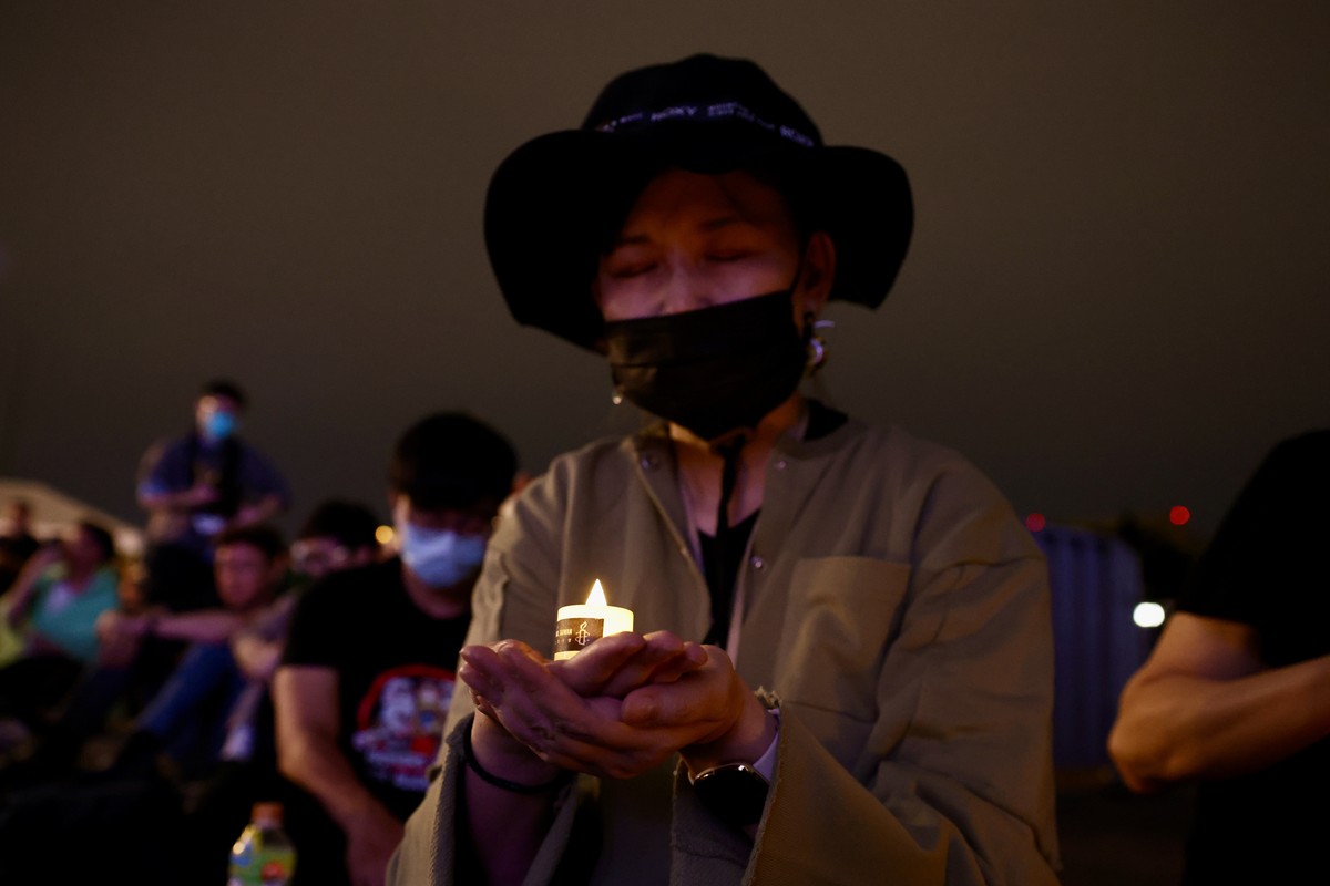 epa11388962 People pray and pause for a moment of silence, as they join a vigil during the commemoration of the 35th anniversary of the 1989 Tiananmen crackdown, in Taipei, Taiwan, 04 June 2024. In th ...