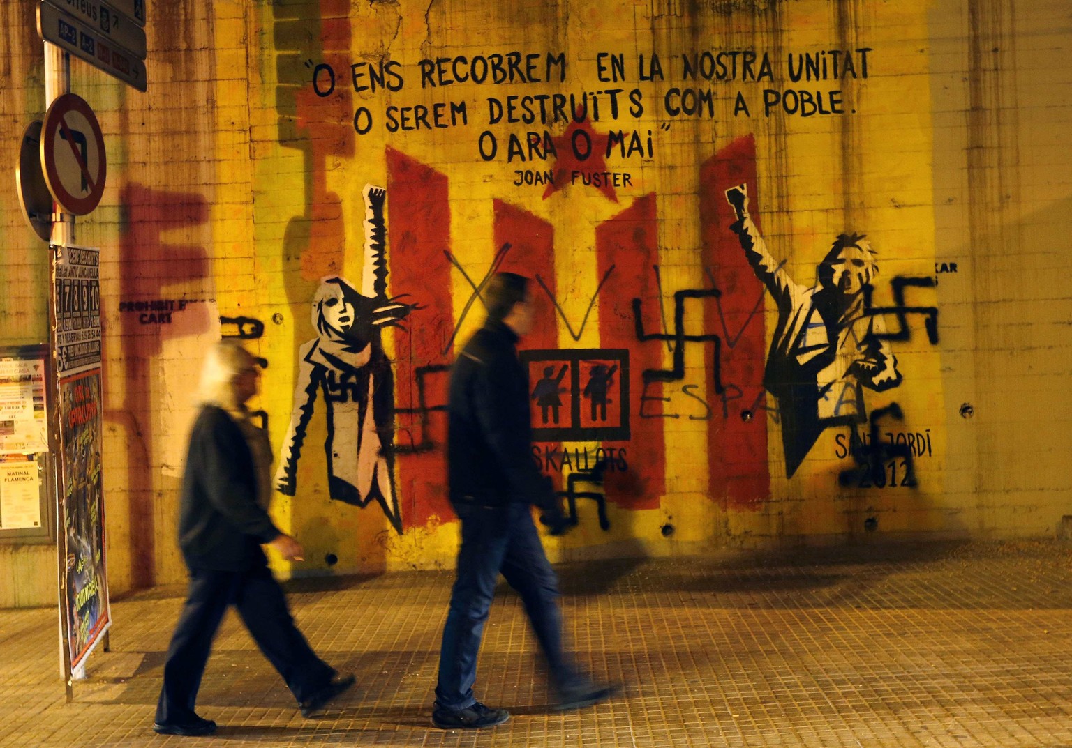 Pro-Unabhängigkeits-Graffiti in Sant Vicenç dels Horts nahe Barcelona («Entweder erlangen wir Einheit, oder wir werden als Volk untergehen»), übermalt von Loyalisten (06.11.2014).