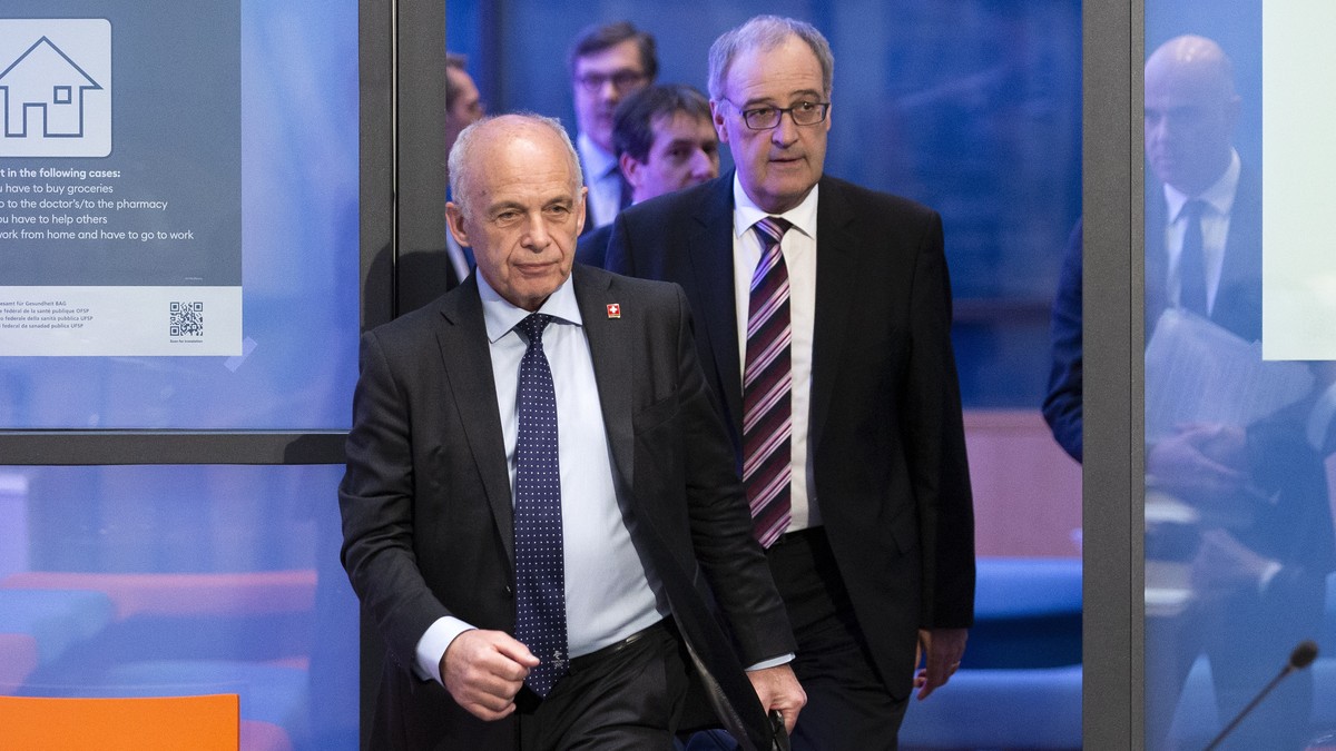 Bundesrat Ueli Maurer, Bundesrat Guy Parmelin und Bundesrat Alain Berset, von links, kommen zu einer Medienkonferenz ueber die Situation des Coronavirus, am Freitag, 20. Maerz 2020 in Bern. (KEYSTONE/ ...
