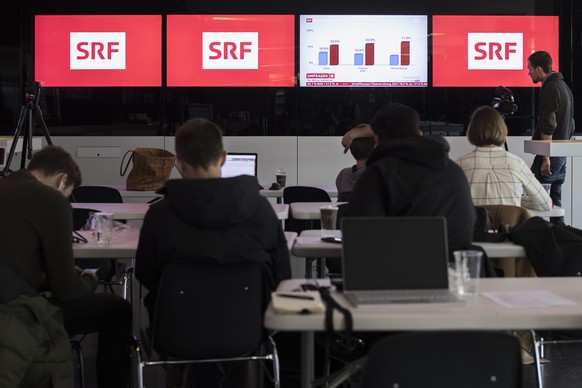 Journalisten verfolgen die Volksinitiative &quot;Ja zur Abschaffung der Radio- und Fernsegebuehren - No Billag&quot; im Fernsehstudio der SRG in Leutschenbach, aufgenommen am Sonntag, 4. Maerz 2018 in ...