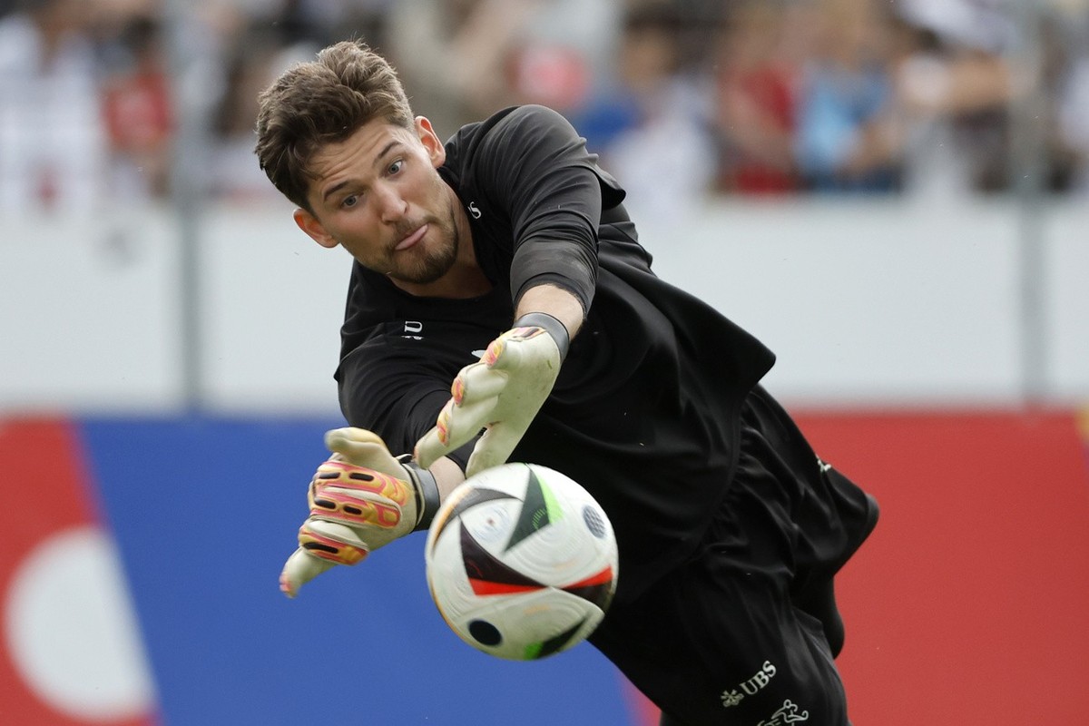 Switzerland's goalkeeper Gregor Kobel in action during a training session of the Swiss team at the "Stadion auf der Waldau" in Stuttgart, Germany, Monday, June 10, 2024. The Swiss natio ...