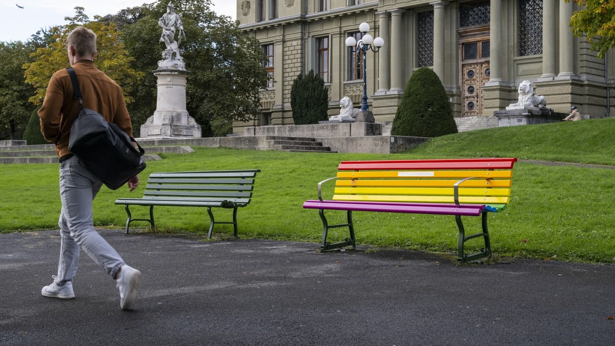 Lausanne installe 11 bancs aux couleurs arc-en-ciel pour visibiliser la diversité dans l’espace public.