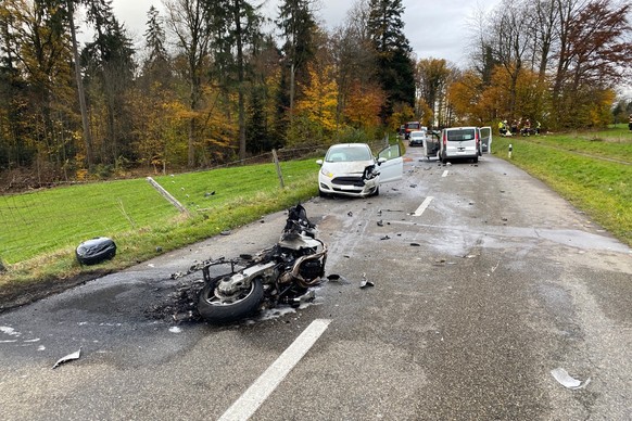 HANDOUT - Toedlicher Unfall zwischen einem Motorrad am Dienstag, 3. November 2020 in Rudolfstetten AG. Der Motorradfahrer kollidierte bei einem Ueberholmanoever frontal mit einem entgegenkommenden Las ...