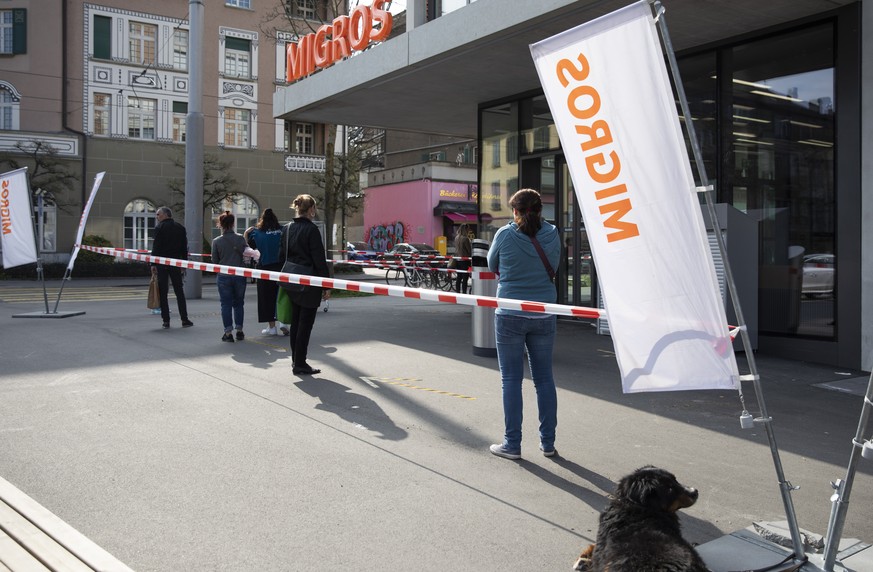 Kunden der Migros stehen in einer Warteschlange vor einer Migros-Filiale, am Freitag, 20. Maerz 2020 in Bern. (KEYSTONE/Peter Klaunzer)