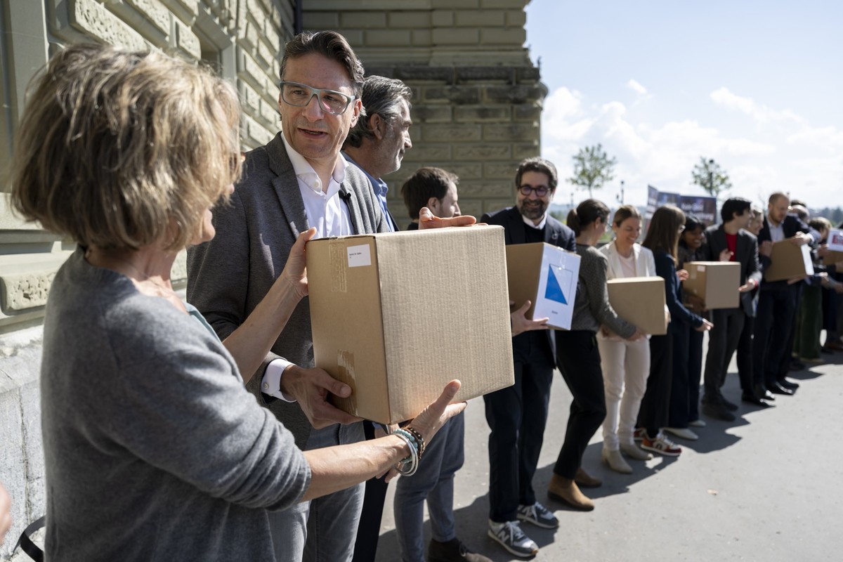 KEYPIX - Nationalrat Gerhard Andrey, GP-FR, und Verwaltungsrat ABS, 2. links, und Politikerinnen, Politiker, Sympathisantinnen und Sympathisanten, reichen die Schachteln mit den gesammelten Unterschri ...