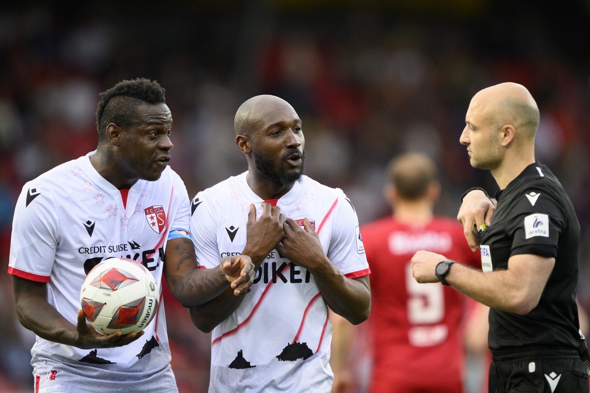 L'attaquant valaisan Mario Balotelli, gauche, et l'attaquant valaisan Giovanni Sio, centre, parlent avec l'arbitre Luca Cibelli, droite, apres l'annulation par la VAR d'un pen ...