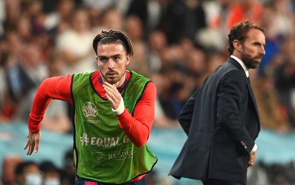 epa09338714 Jack Grealish (L) of England prepares to enter the pitch during the UEFA EURO 2020 final between Italy and England in London, Britain, 11 July 2021. EPA/Andy Rain / POOL (RESTRICTIONS: For ...